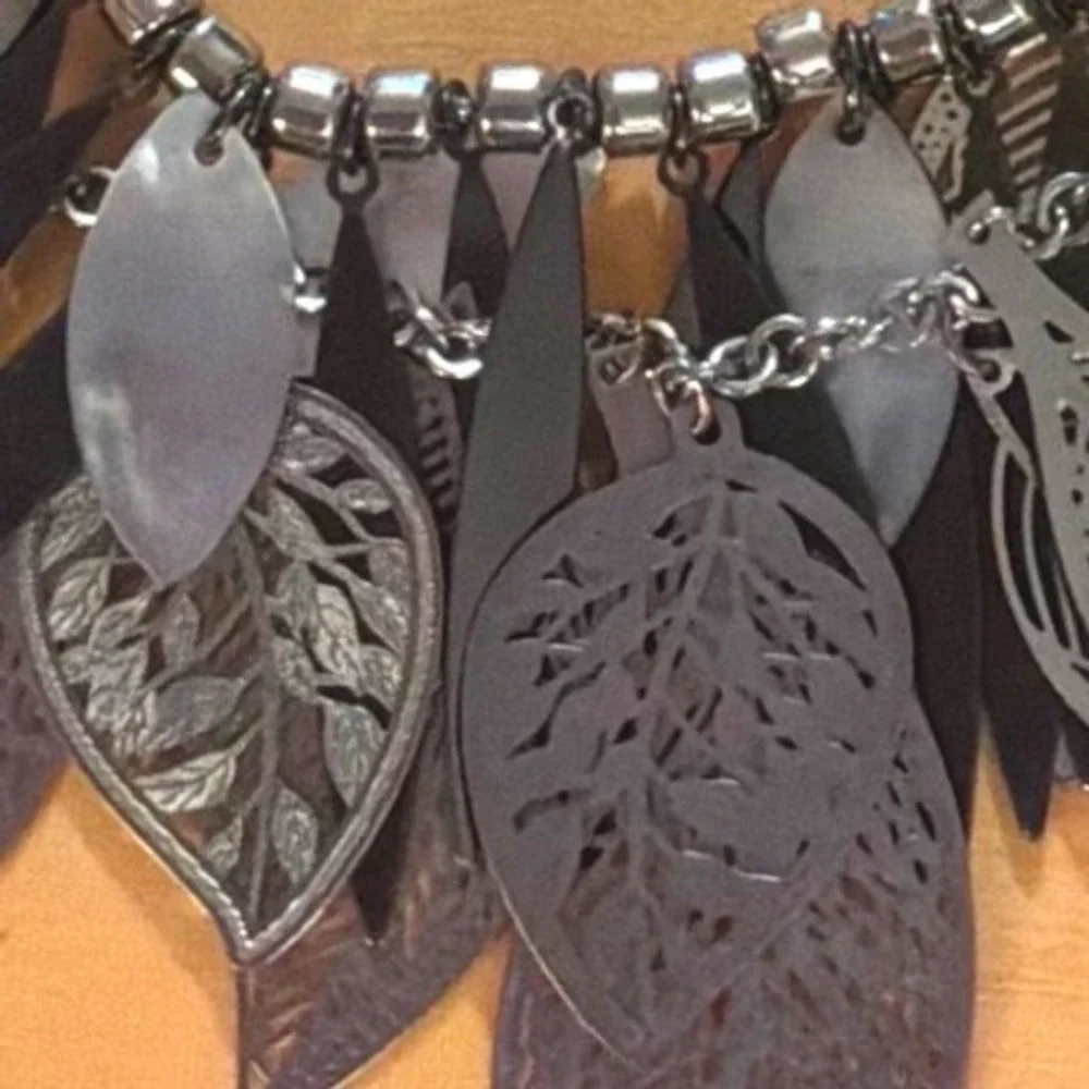 Gwen Stefani Silver Gray Mixed Media Leaf Statement Bib Necklace
